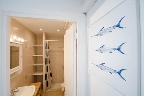 łazienka ze wzorami rybnymi na ścianie w obiekcie Casa Martina by MarCalma w mieście Calafell