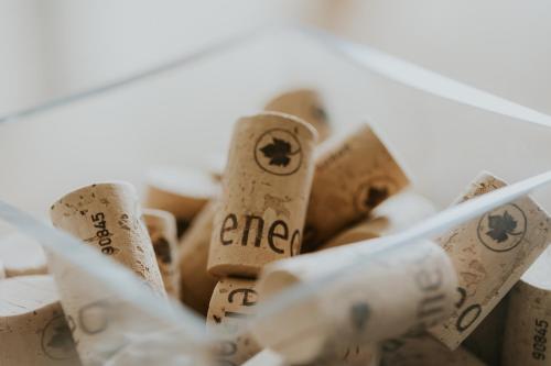 a pile of wine corks with the wordarma written on them at Apartamento REY ENEO in Haro