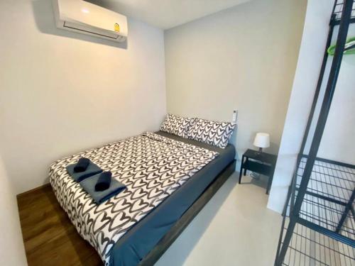 クレンにあるMantra Beach Condominimum, 2 bedrooms, Laem Mae Phim Beachの部屋にベッドが置かれた小さな寝室