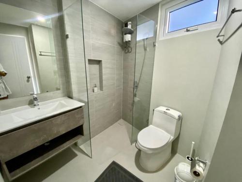 W łazience znajduje się toaleta, umywalka i prysznic. w obiekcie Mantra Beach Condominimum, 2 bedrooms, Laem Mae Phim Beach w mieście Klaeng