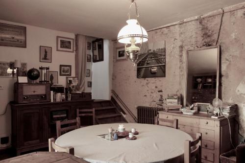 a black and white photo of a dining room with a table at souslens, Castaignos-Souslens 40 in Castaignos-Souslens