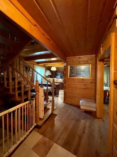 duży pokój ze schodami w kabinie w obiekcie Dom z bali przy szlaku w mieście Kasina Wielka