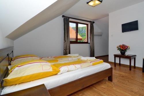 Ένα ή περισσότερα κρεβάτια σε δωμάτιο στο Vila Golful Dunării