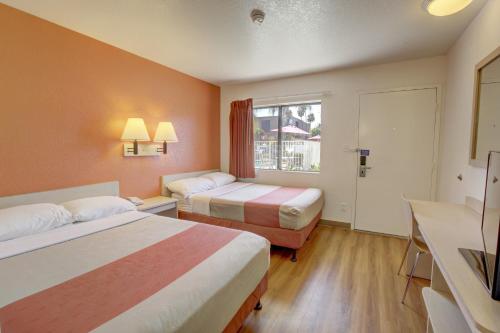 เตียงในห้องที่ Motel 6-Corona, CA