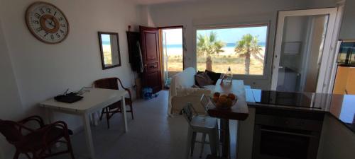 cocina y sala de estar con vistas al océano en Apartamento 34 La Tortuga I, en Tarifa