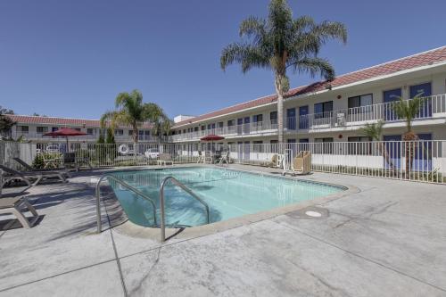 une piscine dans la cour d'un hôtel dans l'établissement Motel 6-Corona, CA, à Corona