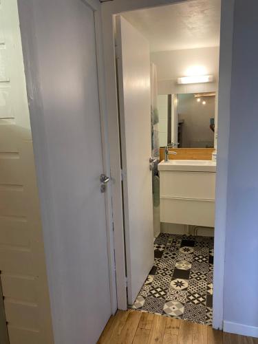 W łazience znajduje się umywalka i lustro. w obiekcie Gîte chaleureux au lac de Payolle w mieście Campan