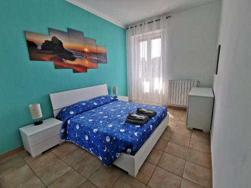 sypialnia z łóżkiem i niebieską ścianą w obiekcie HappyHome, Belissimo appartamento in Torino w Turynie