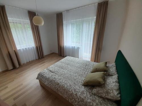 sypialnia z łóżkiem i dwiema poduszkami w obiekcie Apartament Koninki w mieście Koninki