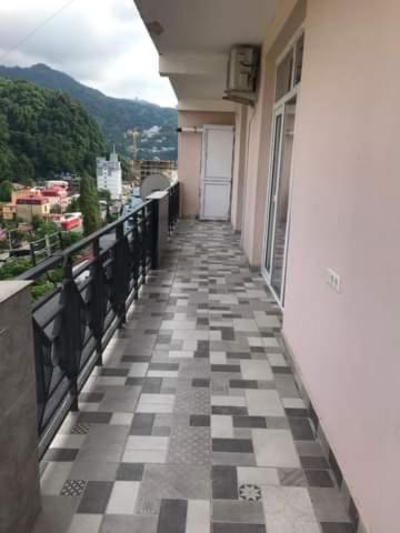 Una imagen general de la montaña o una montaña tomada desde el departamento