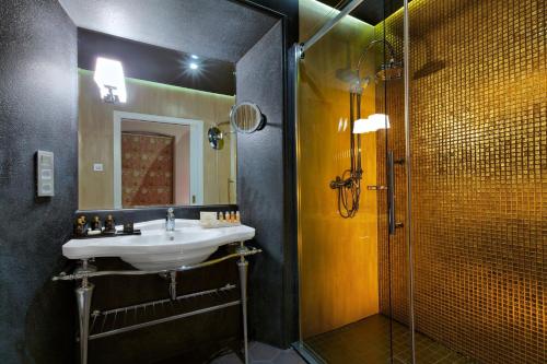 a bathroom with a sink and a shower at Bristol Art & Medical SPA in Busko-Zdrój