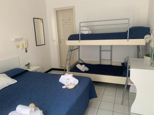 1 Schlafzimmer mit 2 Etagenbetten und Handtüchern in der Unterkunft HOTEL LA PERGOLA in Cattolica