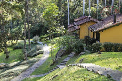 a house with a path leading to a garden at Auberge Suisse Pousada in Nova Friburgo