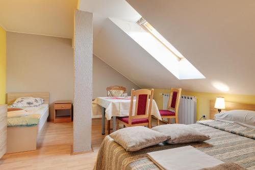 Postel nebo postele na pokoji v ubytování Apartments Lucija