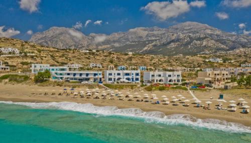 - une vue sur une plage avec des parasols et l'océan dans l'établissement Aegean View Studios, à Lefkos Karpathou