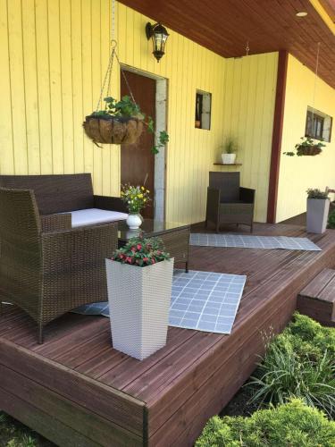 a deck with chairs and a table on a house at Reinholdi puhkemaja in Jabara