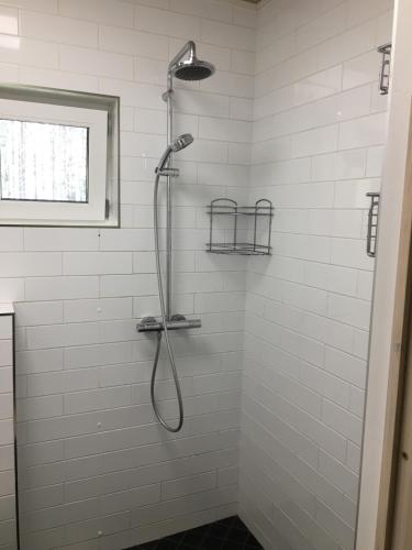 eine Dusche mit Duschkopf im Bad in der Unterkunft Reinholdi puhkemaja in Jabara