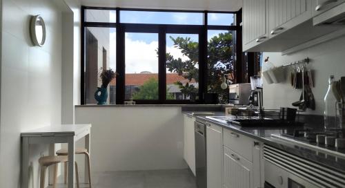Køkken eller tekøkken på Amália Rodrigues -apartamento com 3 quartos em pleno coração de Ílhavo