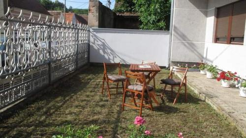 a table and chairs in the backyard of a house at Lelita in Bela Crkva