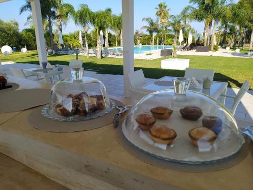een tafel met een bord gebak erop bij Tenuta Espada Luxury Residence in Gallipoli