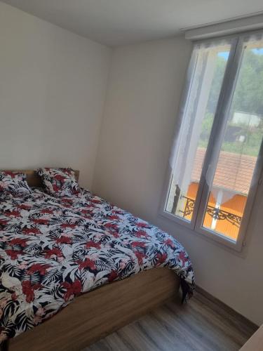 - une chambre avec un lit et une fenêtre dans l'établissement Appartement séjour , cure Cransac au 1er étage 2 nuits minimum, à Cransac