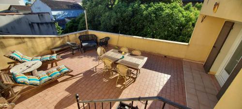 un patio con tavolo e sedie sul balcone. di Chambre avec terrasse a Sarrians