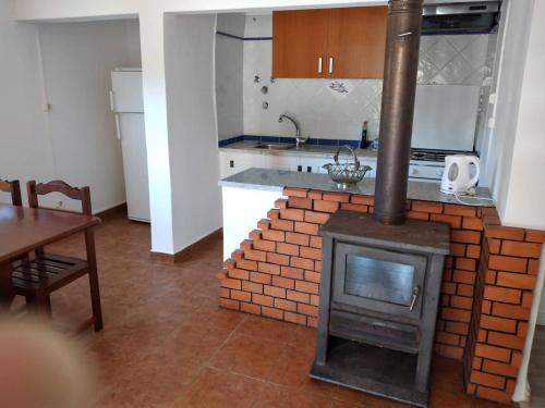 - une cuisine avec un poêle en briques dans l'établissement Casa Júlia, 