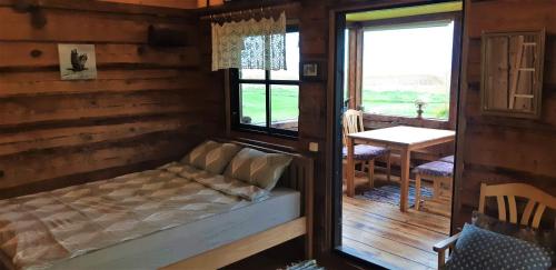 Habitación con sofá, mesa y ventana en Saulepa Cottage, en Saulepa