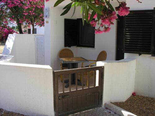 Una televisión o centro de entretenimiento en Retur Algarve Beach House