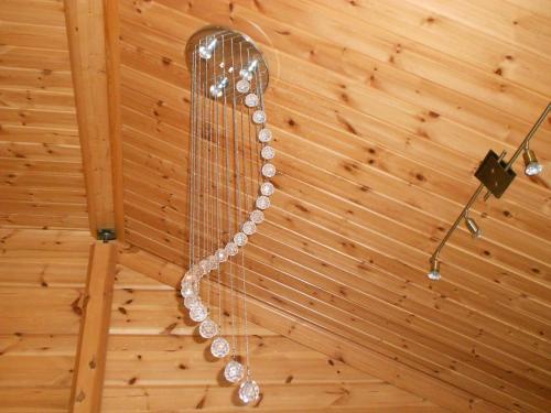 einen Kamm, der von einer Decke in einem Raum hängt in der Unterkunft Tornvillan in Hammarland