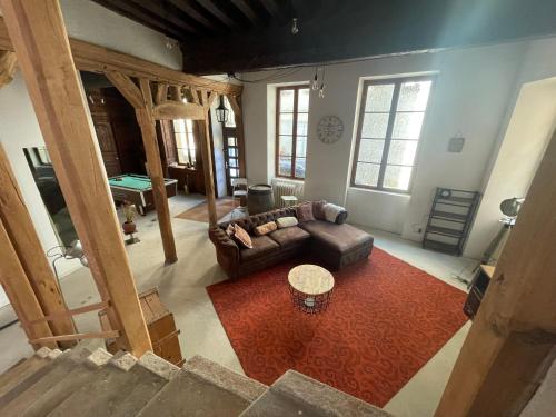 - Vistas a la sala de estar con sofá en Gîte Les Domaines, en Avallon