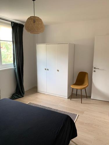 Postel nebo postele na pokoji v ubytování A cosy renovated one bedroom appartement with parking space and near the sea and the historical city center