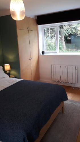WalmerにあるSelf-contained, ground floor apartment with parking and patioの大きなベッドと窓のある寝室