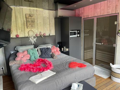 Postel nebo postele na pokoji v ubytování La chambre du puits avec 2 jacuzzis , sauna et Hammam privatif