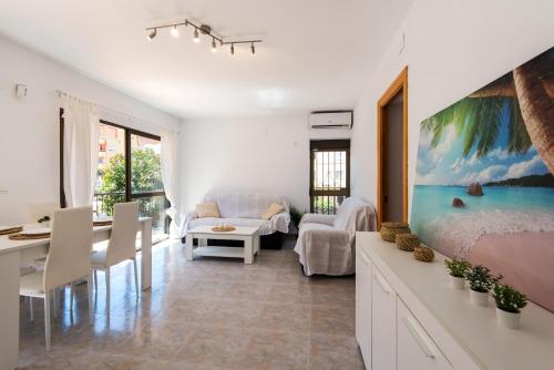 - un salon avec un canapé et une table dans l'établissement RELAX CITY CENTER TORREMOLINOS flat, à Torremolinos