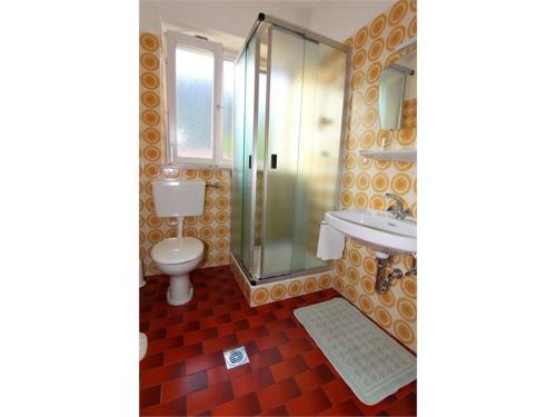 y baño con ducha, aseo y lavamanos. en Gasserhof Bozen, en Bolzano