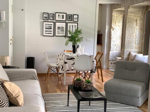 sala de estar con sofá y mesa en Exclusivo apartamento en edificio de lujo, en Mondariz-Balneario