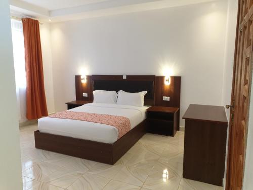 A bed or beds in a room at 401 Restaurant & Accommodation