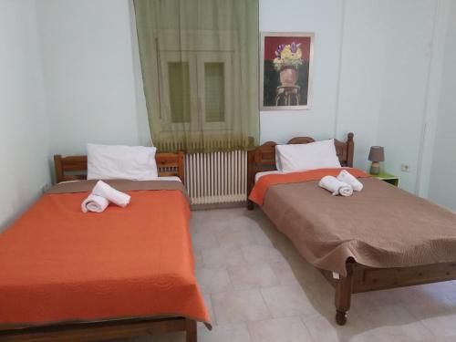 twee bedden naast elkaar in een kamer bij Valta's Room 4 in Paleros