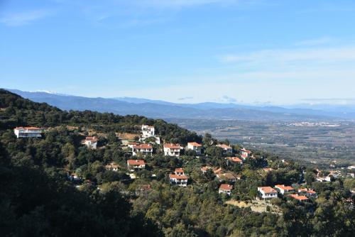 una pequeña ciudad en la cima de una colina con casas en Petit Charme, en Laroque-des-Albères