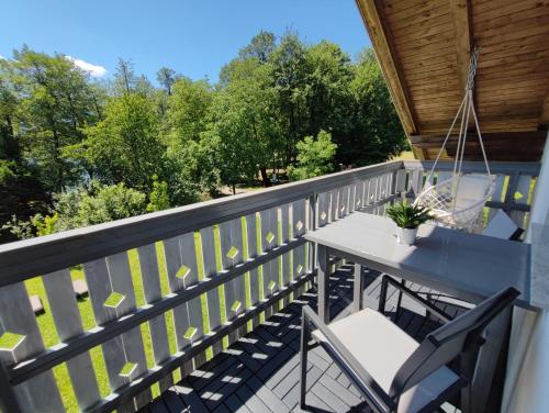 Balkón nebo terasa v ubytování Lake House Sebanc