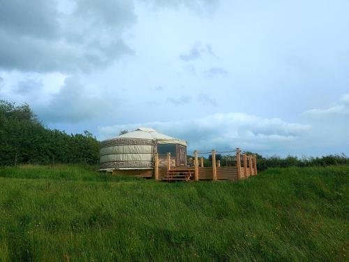 un silo grande en medio de un campo en The Kites Rest at Castle Creavie Farm, en Kirkcudbright
