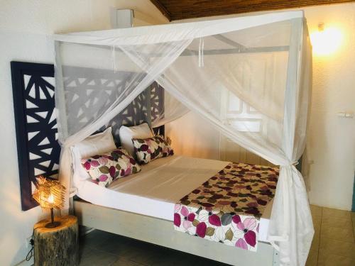 Tempat tidur dalam kamar di West AFRICAN BEACH