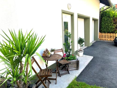 un patio con mesa, sillas y plantas en Ferienhaus Mautzfried, en Reisach