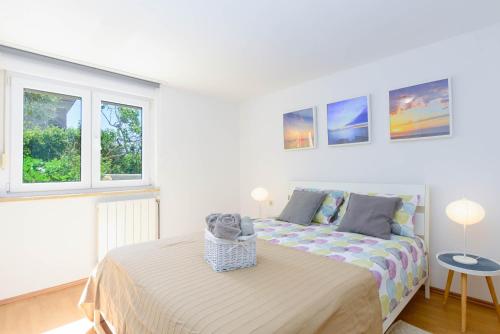 En eller flere senge i et værelse på Apartment Dragonja