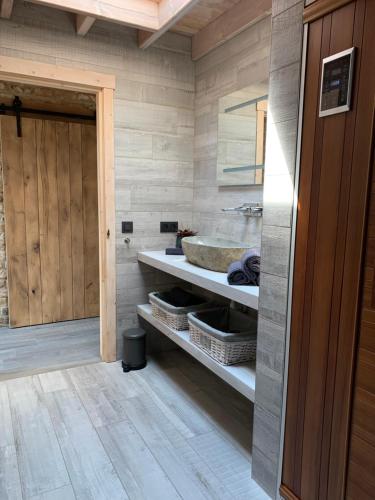 a bathroom with a tub and a sink in a room at Vakantiewoning 't Rysselhof in Kaprijke