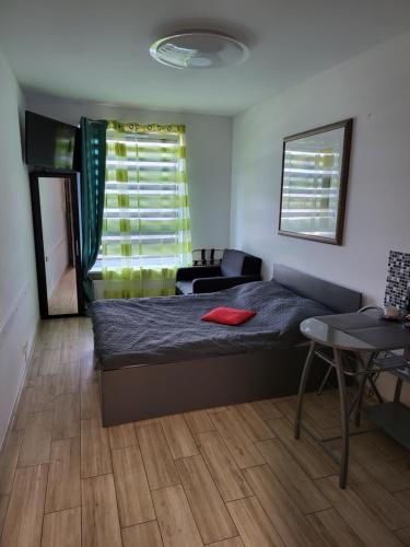 Ένα ή περισσότερα κρεβάτια σε δωμάτιο στο Apartamenty GALERIA PÓŁNOCNA