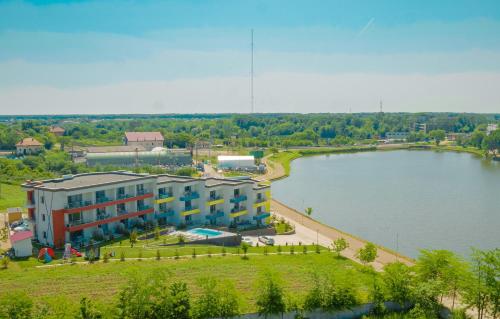 een luchtzicht op een gebouw naast een meer bij Snagov Lakeview Residences in Tîncăbeşti