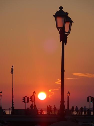 a street light with the sunset in the background at Ferienhaus Mautzfried in Reisach
