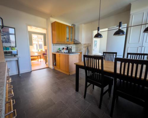 a kitchen and dining room with a table and chairs at Sjögatan 21, in Gränna